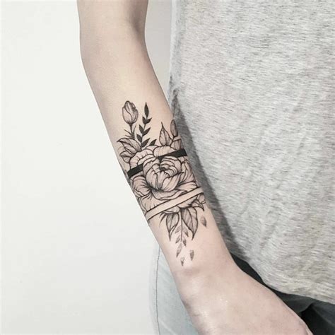 tatuaggio fiori braccio femminile|Lasciati ispirare dalle 10 migliori idee su tatuaggi fiori braccio